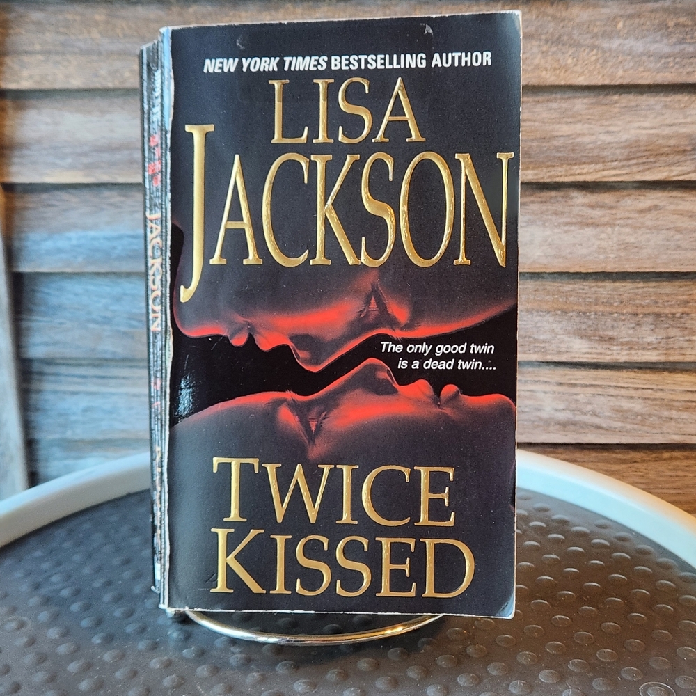 🖤 Lisa Jackson Twice Kissed Paperback Book Bestseller Mystery Suspense